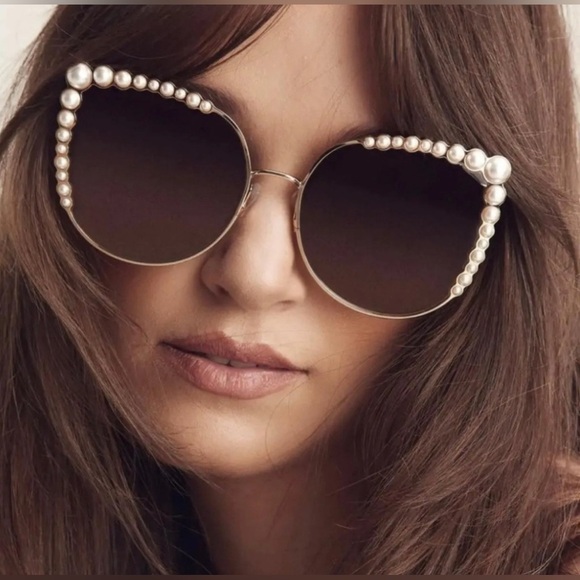 New full inclusion Carolina Herrera pearl frame sun glasses - Picture 3 of 8